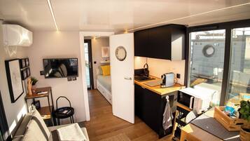 Casa móvil Confort, vistas al mar | Cocina privada | Microondas, placa de cocina y utensilios de cocina