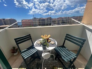 Outdoor dining - Il Cielo Con Un Dito by Holiday World by Interhome (Savona)