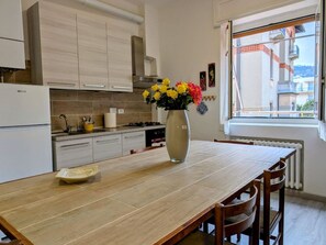 Fridge, microwave, oven, cookware/dishes/utensils - Casa Rea von Holiday World by Interhome (Spotorno)