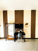 办公桌、免费 WiFi