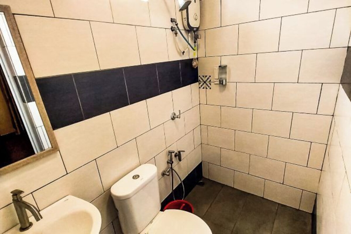 Shower, perlengkapan mandi gratis, pengering rambut, dan kloset