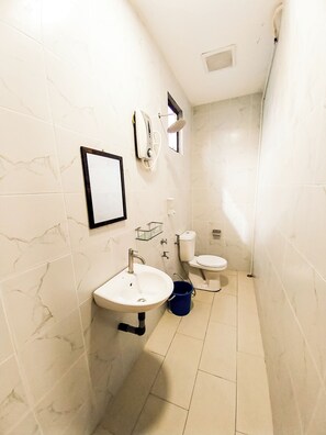 Een douche, gratis toiletartikelen, een haardroger, handdoeken