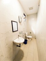 淋浴设施、免费洗浴用品、吹风机、毛巾