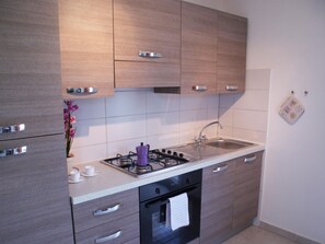 Fridge, oven, cookware/dishes/utensils - Komfortable Ferienwohnung in Cervo mit Garten by Interhome (Badalucco)
