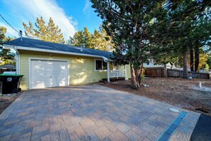Exterior - A Little Slice of Heaven a 2 bedroom, 2 bath pet friendly Lake Tahoe cabin (South Lake Tahoe)
