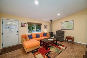 TV - A Little Slice of Heaven a 2 bedroom, 2 bath pet friendly Lake Tahoe cabin (South Lake Tahoe)