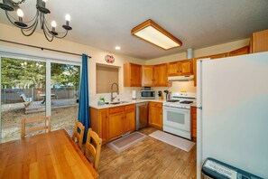 Fridge, microwave, oven, stovetop - A Little Slice of Heaven a 2 bedroom, 2 bath pet friendly Lake Tahoe cabin (South Lake Tahoe)