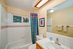 Douche, sèche-cheveux, serviettes fournies