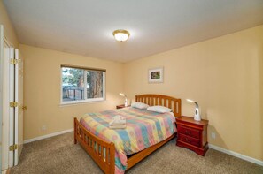 2 bedrooms, free WiFi - A Little Slice of Heaven a 2 bedroom, 2 bath pet friendly Lake Tahoe cabin (South Lake Tahoe)