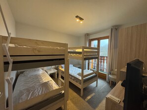 A room with bunk beds, a desk, and a window with curtains. - THOLLON - 6 pers, 70 m2 (Thollon-les-Mémises)