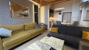 A modern living room with a sofa, armchairs, and a coffee table. - THOLLON - 6 pers, 70 m2 (Thollon-les-Mémises)