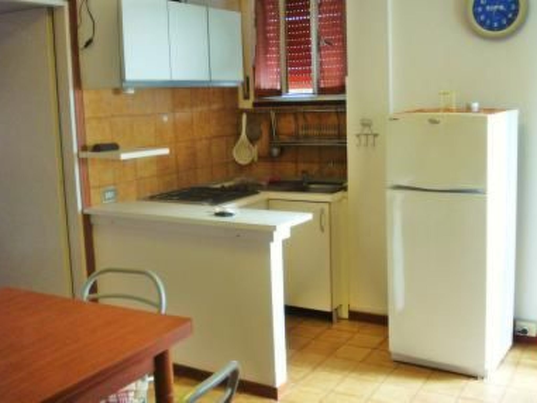 Réfrigérateur, micro-ondes, batterie de cuisine, vaisselle et ustensiles