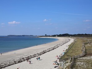 A beach with a sandy shore, a wooden fence, and a clear blue sky. - Modern house near the beach, 4 ppl, 2 br, enclosed garden (Saint-Gildas-de-Rhuys)