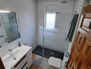 Bathroom - Spacious Villa in Miami Platja (Miami Playa)