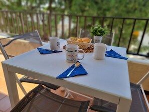Outdoor dining - Cozy apartment 200m from the beach with shared pool in L'Escala (L'Escala)