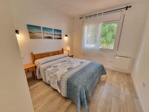 2 bedrooms, free WiFi - Cozy apartment 200m from the beach with shared pool in L'Escala (L'Escala)