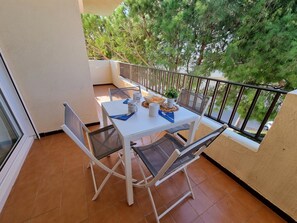 Outdoor dining - Cozy apartment 200m from the beach with shared pool in L'Escala (L'Escala)