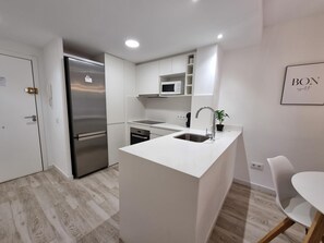 Fridge, microwave, oven, coffee/tea maker - Cozy apartment 200m from the beach with shared pool in L'Escala (L'Escala)
