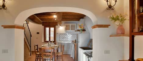 Réfrigérateur, batterie de cuisine, vaisselle et ustensiles