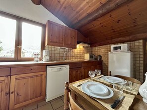 Réfrigérateur, four à micro-ondes, un four, lave-vaisselle