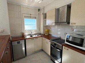 Fridge, microwave, oven, dishwasher - Charming 2-bedroom apartment with terrace and parking in Roses (Roses)
