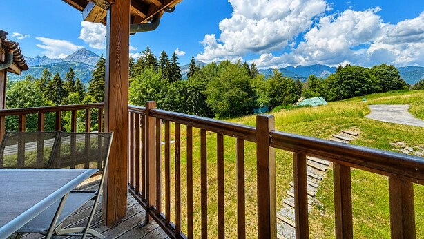 A wooden deck with a view of a mountain landscape. - Cozy apartment near Cernix with balcony and parking (Crest-Voland)
