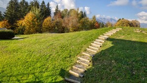 A grassy hillside with a wooden staircase leading up. - Cozy apartment near Cernix with balcony and parking (Crest-Voland)