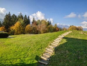 A grassy hillside with a wooden staircase leading up. - Cozy apartment near Cernix with balcony and parking (Crest-Voland)