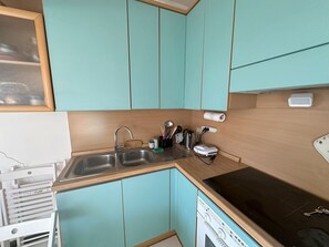 Fridge, oven, cookware/dishes/utensils - Nido al Mare Studio 5 Minuten vom Strand entfern by Interhome (Levanto)