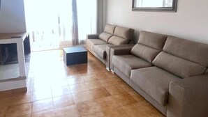 A living room with a sofa, a coffee table, and a TV. - Semi-detached house 5 bedrooms in Roses, near center with terrace and canal (Roses)