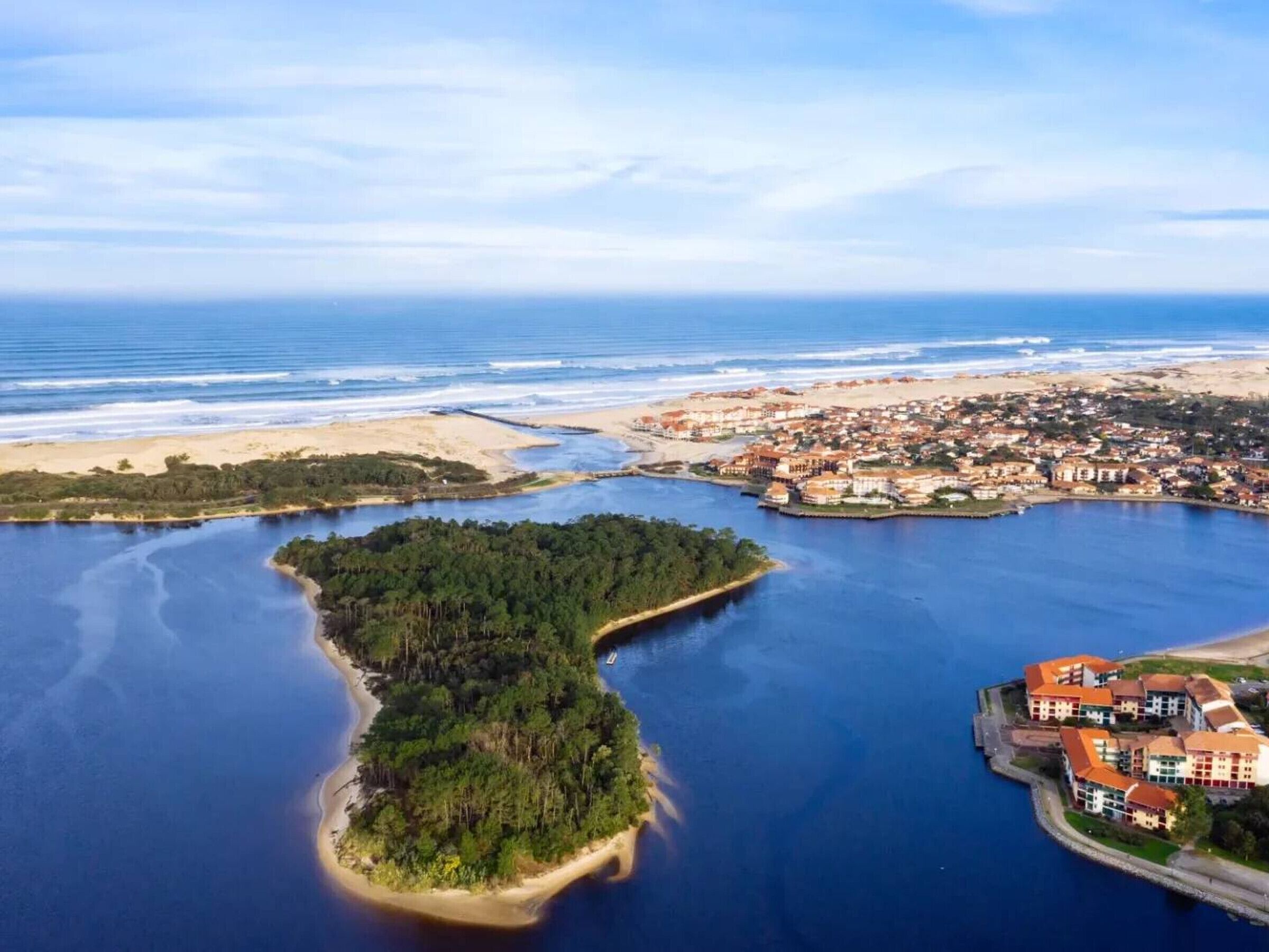 Una spiaggia nelle vicinanze