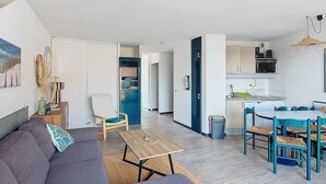 Un apartamento moderno con sala de estar, comedor y cocina.