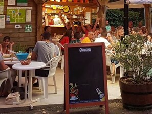 Outdoor dining - Cozy mobile home for 5 in campsite at Payrac (Payrac)