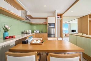 奢华公寓, 2 间卧室, 无烟房, 海景 | 私人厨房 | 冰箱、微波炉、炉灶、厨具/餐具