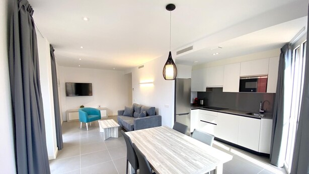 A modern apartment with a dining area, living room, and kitchen. - Modern apartment with air conditioning in Castelló d'Empúries (Castelló d'Empúries)