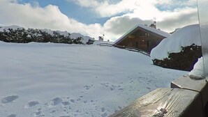 A snow-covered landscape with a wooden cabin and a clear sky. - Studio near slopes, balcony with Aravis view (Le Grand-Bornand)