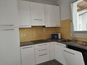 Kühlschrank, Mikrowelle, Geschirrspüler, Kochgeschirr/Geschirr/Besteck