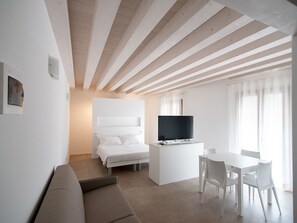 Interior - Einzimmerwohnung mit Balkon und Frühstück by Interhome (Rosolina Mare)