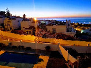 Pool - Schöne Villa mit Meerblick, großem Pool und Jacuzzi in Maro - Costa del Sol by Interhome (Nerja)