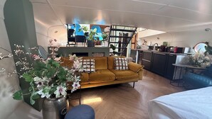 Ein gemütlicher Wohnbereich mit Sofa, Essbereich und Küchenzeile.