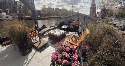 New: luxurious and spacious boutique houseboat with sauna