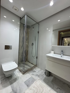 Shower, hair dryer, towels - Luxury apartment Maarif near Stadium (Casablanca)
