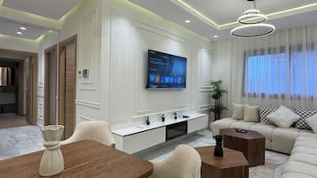 Deluxe Apartment, City View | Living area