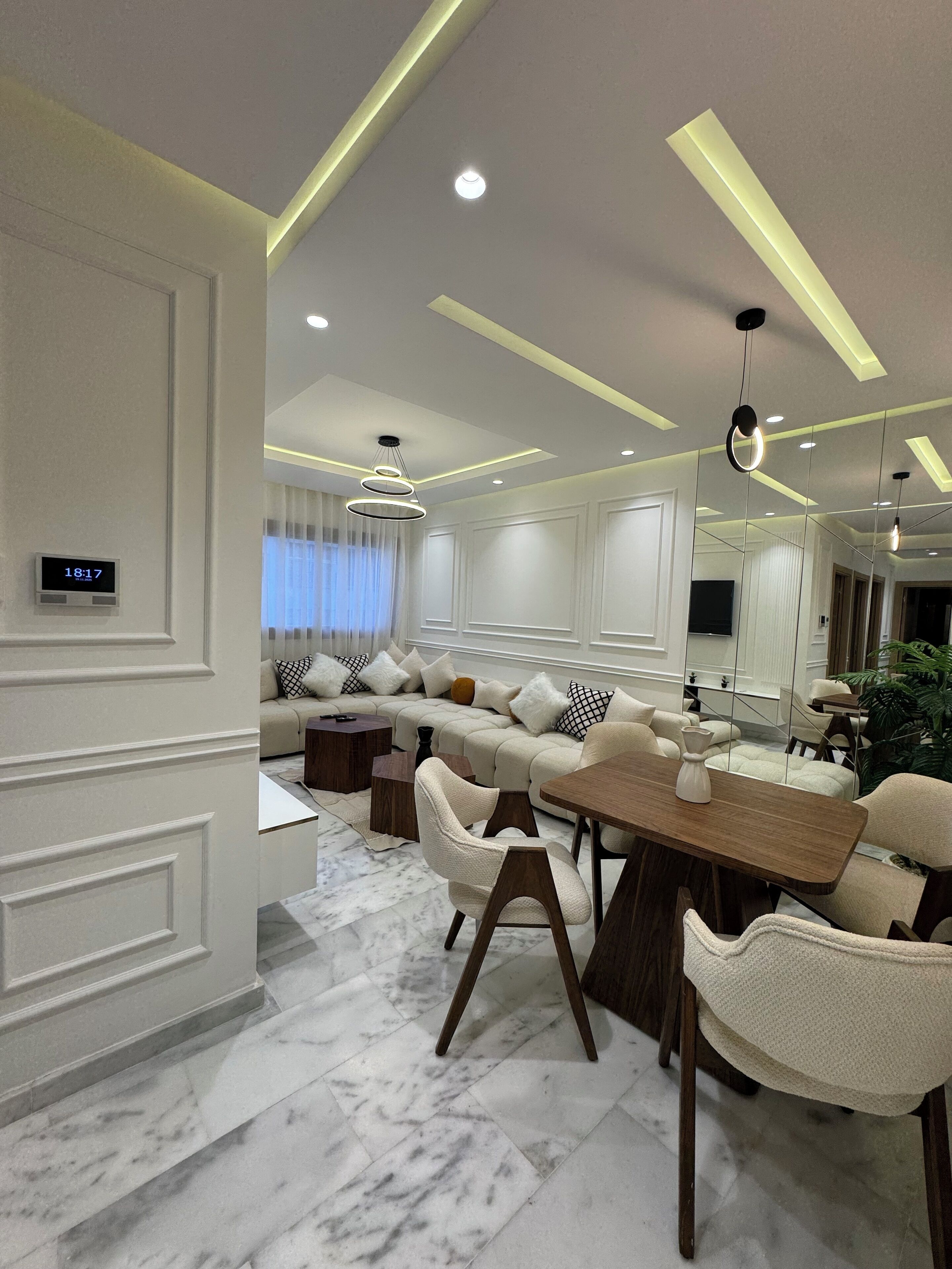 Deluxe Apartment, City View | Living area