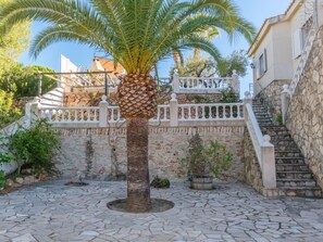 Property grounds - Imposante Ferienvilla mit großem Pool by Interhome (L'Ampolla)