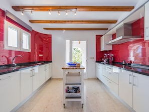 Kühlschrank, Mikrowelle, Ofen, Geschirrspüler