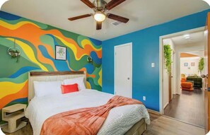 5 bedrooms, desk, iron/ironing board, travel cot - Spacious & Relaxing Retreat | Hot Tub | Backyard Oasis (Houston)