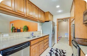 Kjøleskap, mikrobølgeovn, ovn og kokeplater