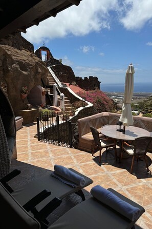 Outdoor dining - Schlafen in einer vulkanischen Höhle by Interhome (La Asomada)