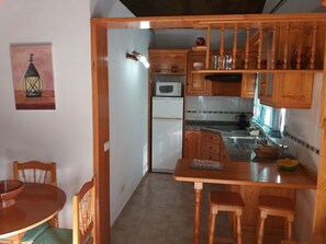 Kühlschrank, Mikrowelle, Kochgeschirr/Geschirr/Besteck